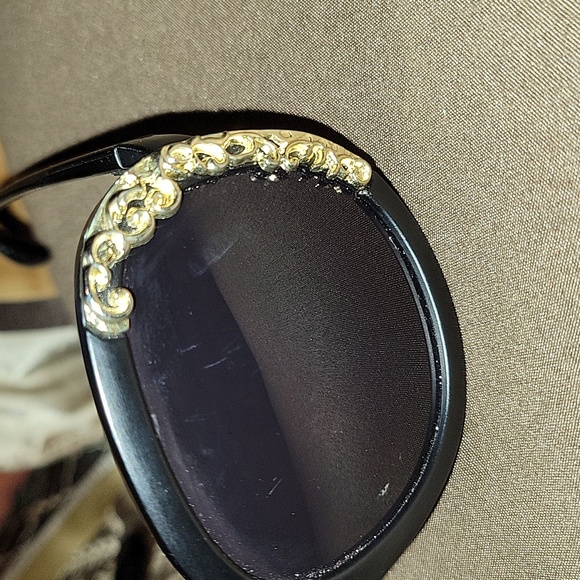 Black & Gold Round Sunglasses 👓 - Picture 4 of 8